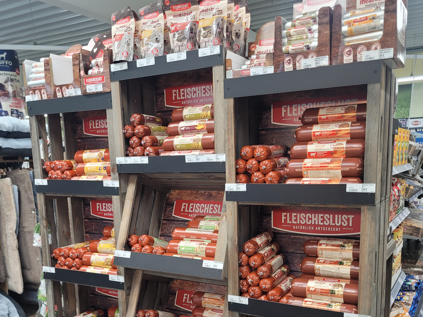 Regal mit Fleischlust Hundefutter und Snacks im Raiffeisen-Markt.