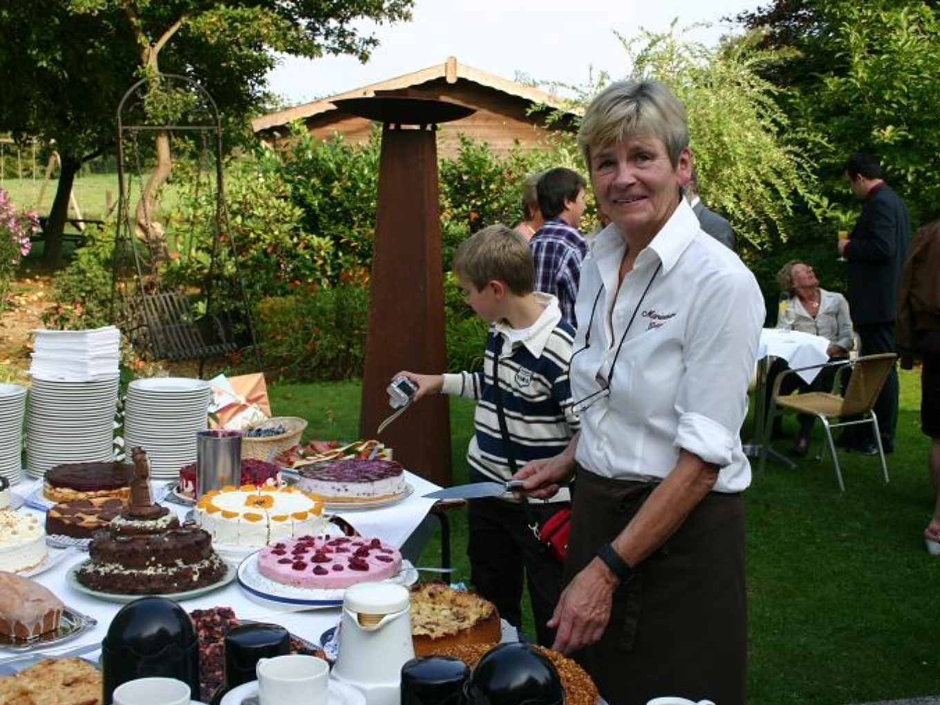 Freundliche Bedienung an einem Dessertbuffet im Freien