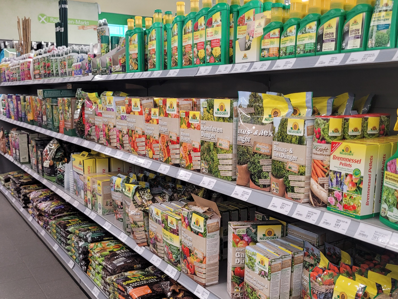 Regal mit Neudorff Pflanzendünger und Gartenbedarf im Raiffeisen-Markt.