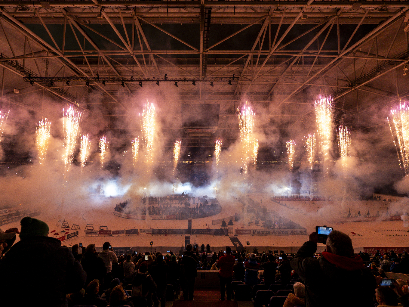 Feuerwerk über der verschneiten Strecke der Biathlon World Team Challenge in der VELTINS-Arena.