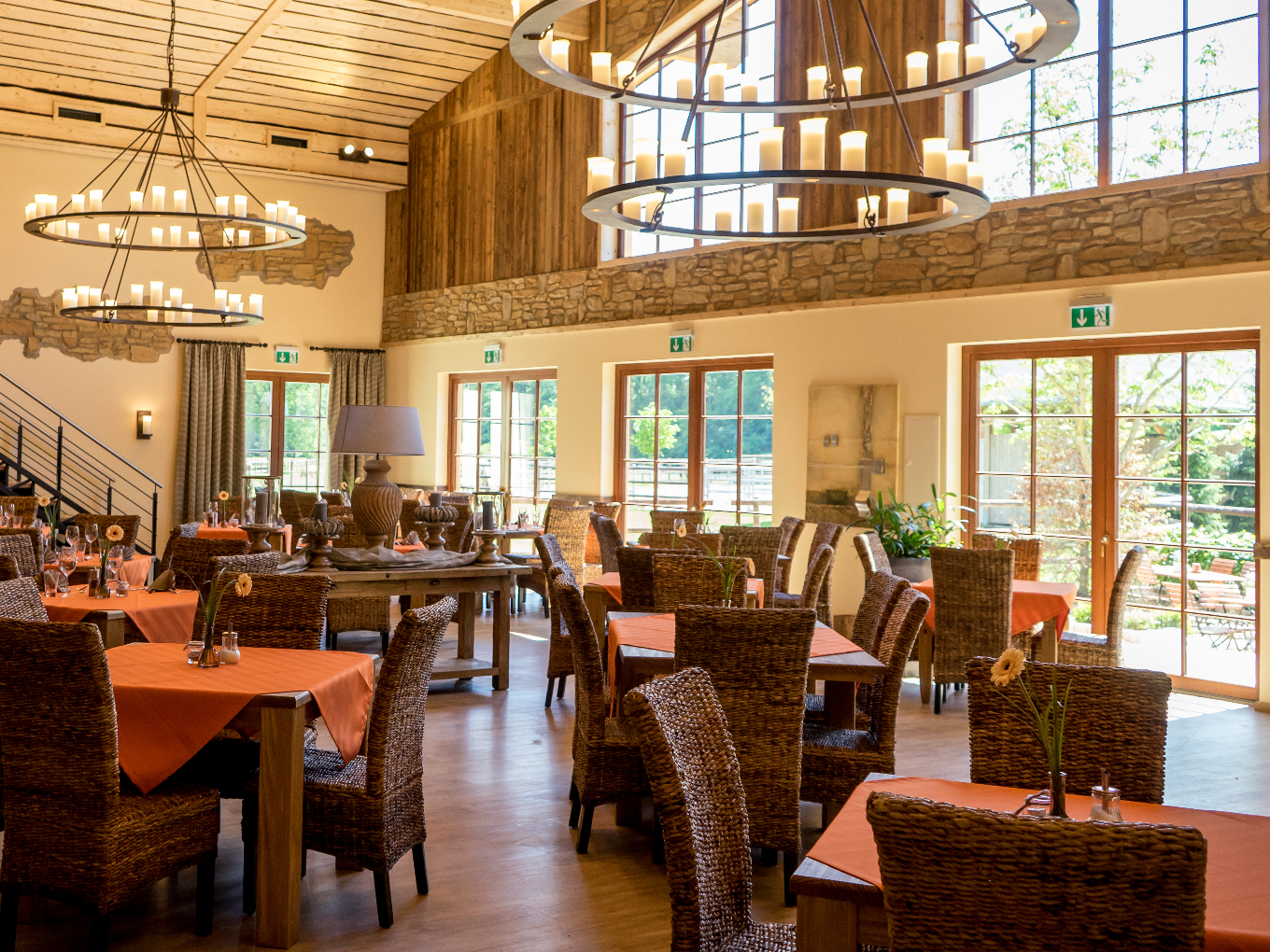 Heller Restaurantbereich im Landgut am Hochwald