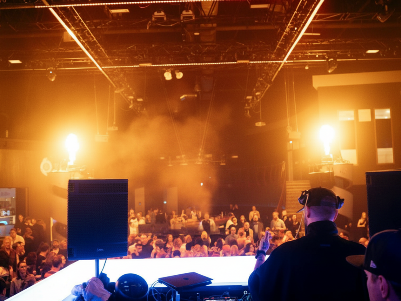DJ mit Kopfhörern legt auf der Bühne bei der 30 UP Ü30-Party auf.