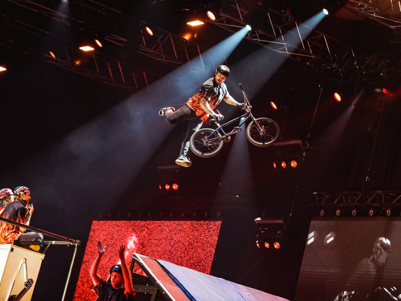 BMX-Fahrer macht einen Sprung in der Luft auf der Bühne.