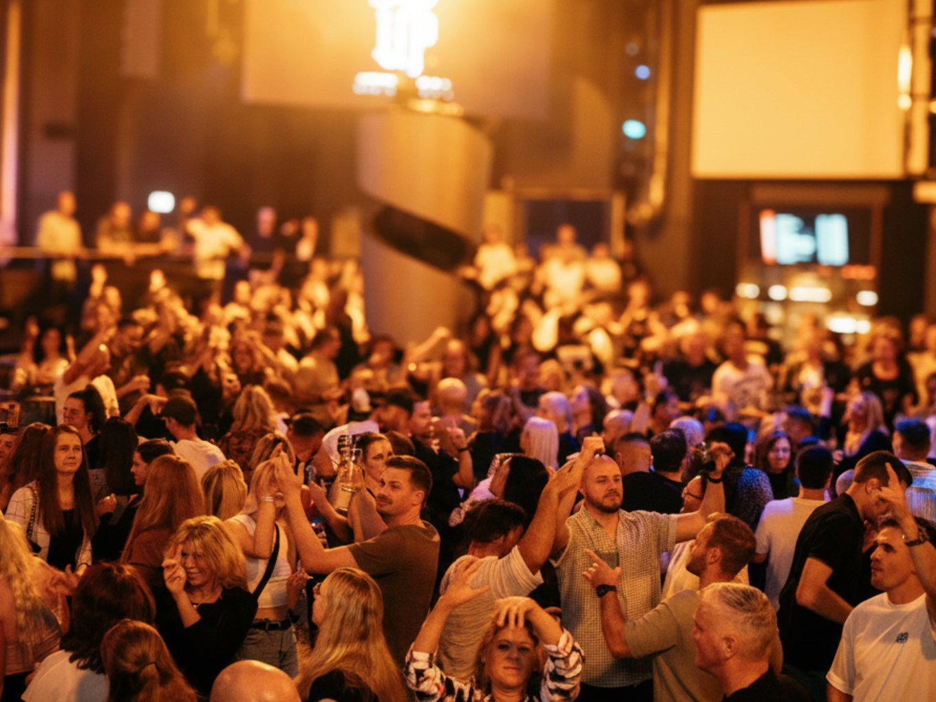 Große Menschenmenge feiert bei der 30 UP Ü30-Party in einer Club-Location.