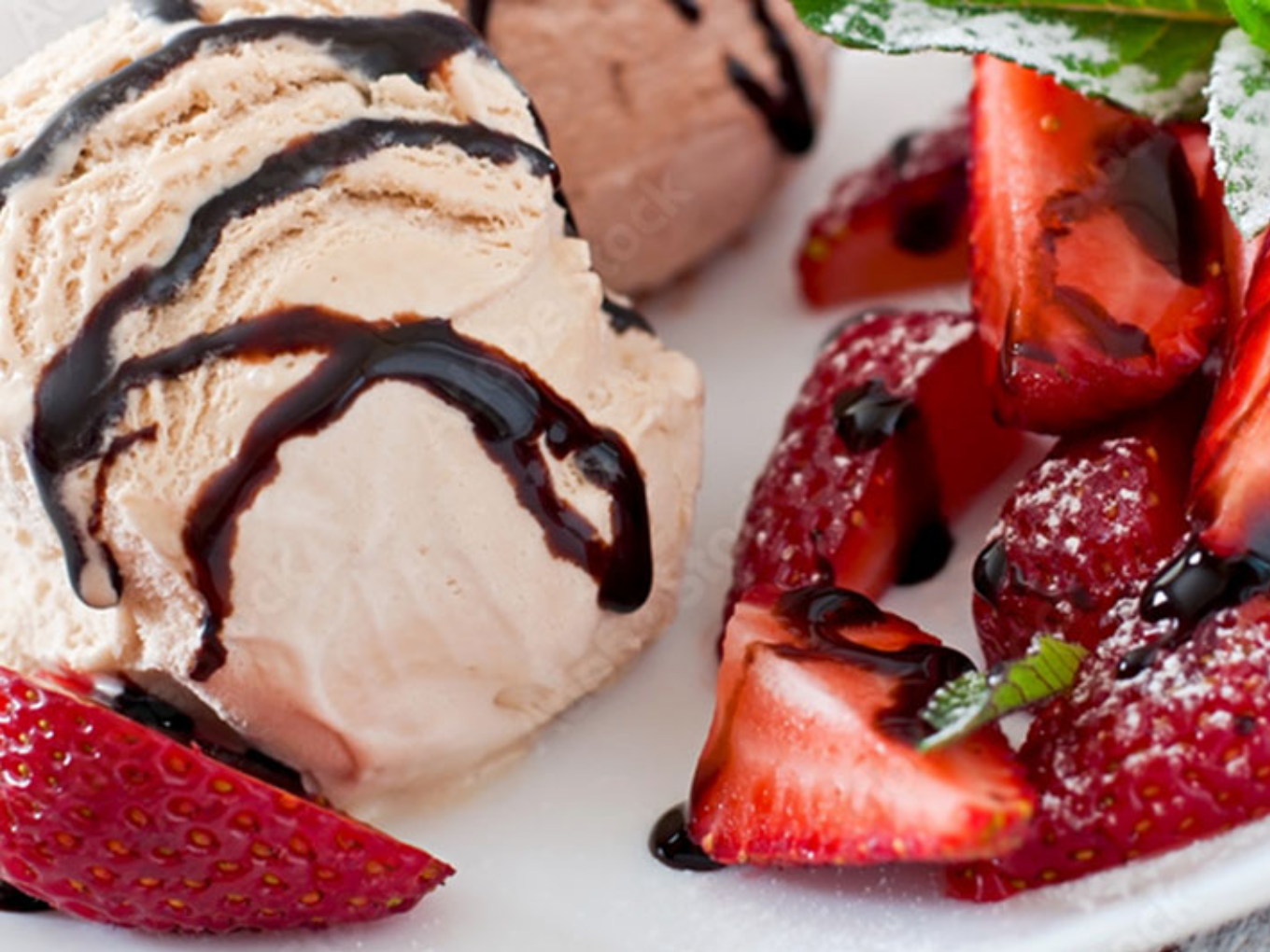 Vanille- und Schokoladeneis mit Erdbeeren und Schokosoße