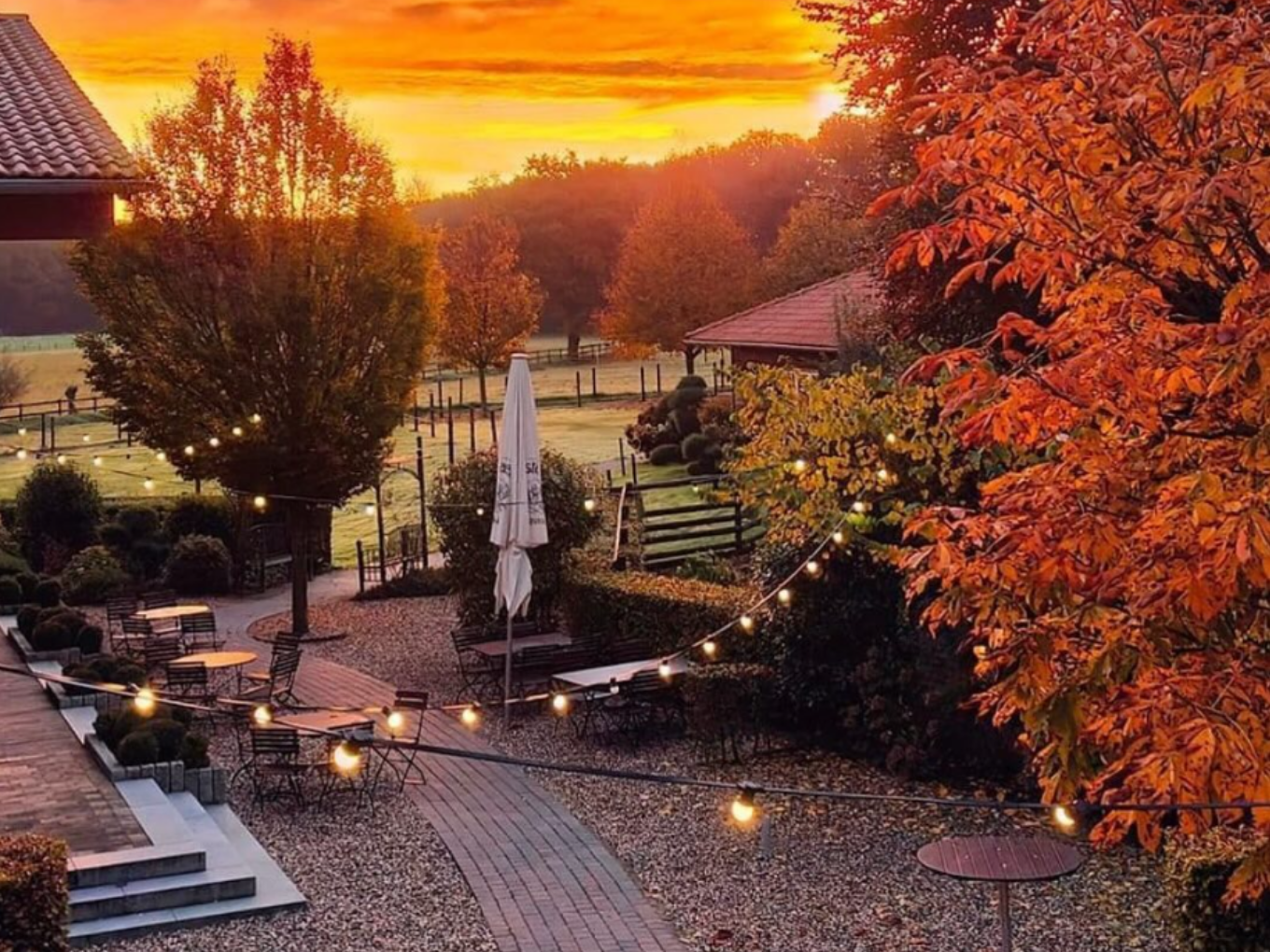 Terrasse des Landguts am Hochwald bei herbstlichem Sonnenuntergang