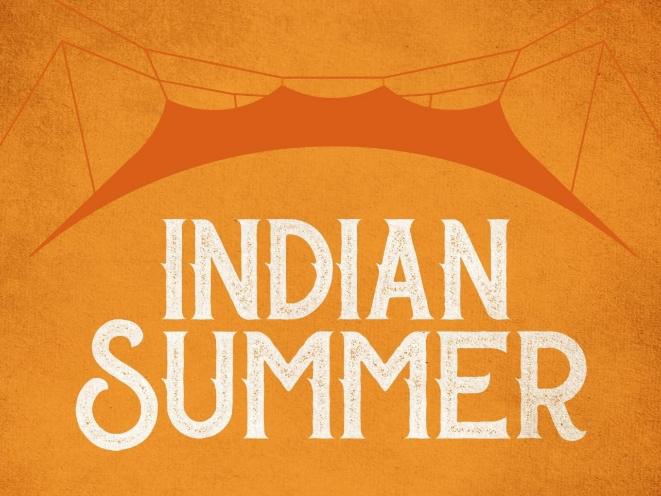 Orangefarbener Hintergrund mit Zelt-Silhouette und Text „Indian Summer“.