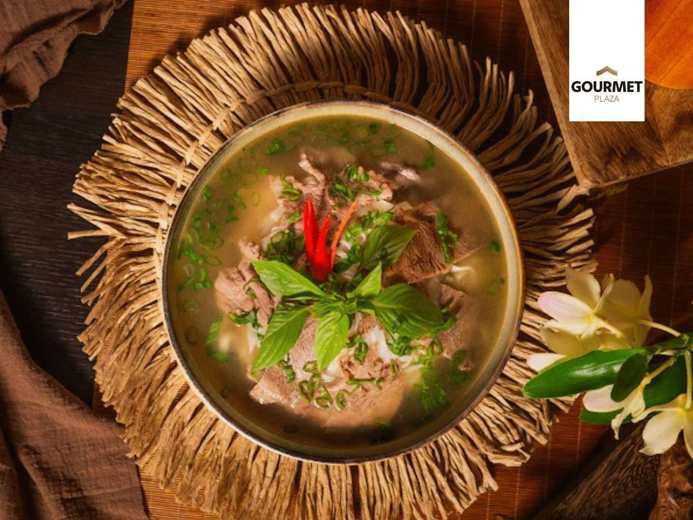 Vietnamesische Pho-Suppe mit Rindfleisch, Reisnudeln, Kräutern und Chili.