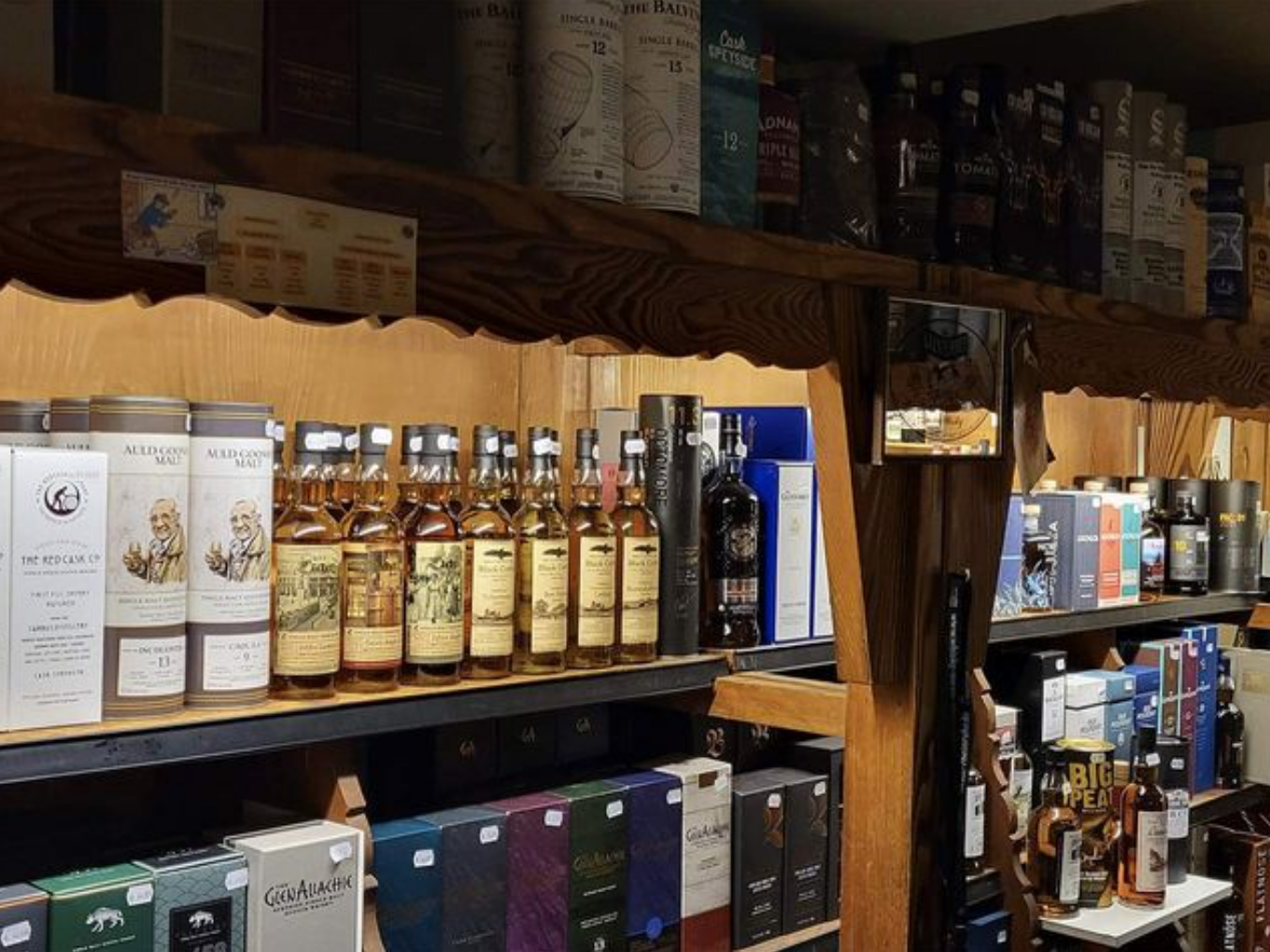 Regale mit verschiedenen Whiskyflaschen in einem Geschäft.
