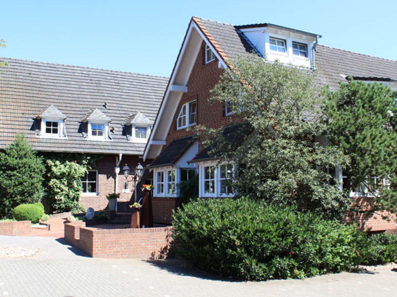 idyllische Gaststätte mit Bäumen und Pflannzen
