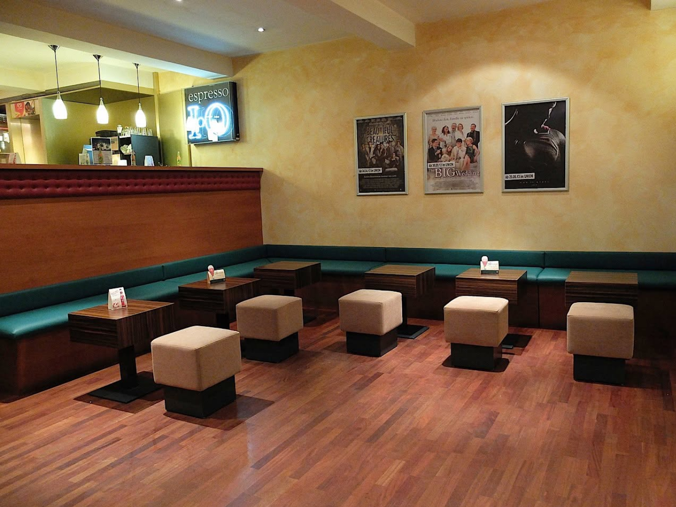 Loungebereich im Foyer des Union Kinos Bochum mit Sofas, Hockern und kleinen Tischen