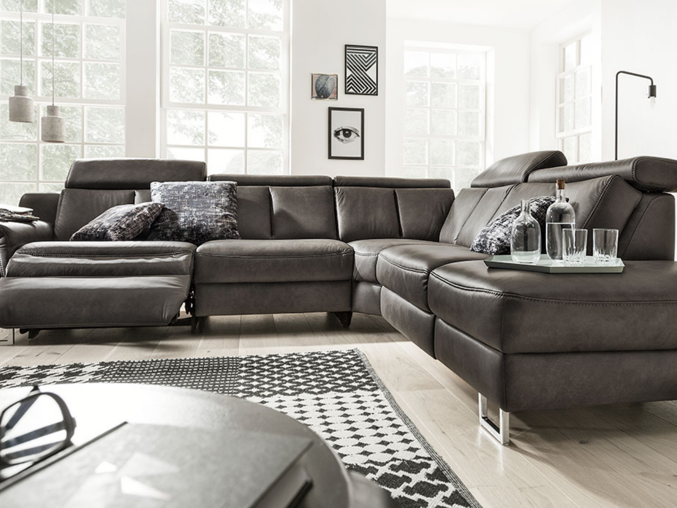 Gemütliches, modernes Wohnzimmer mit einem großen Ledersofa und geschmackvollen Accessoires für ein stilvolles Ambiente.