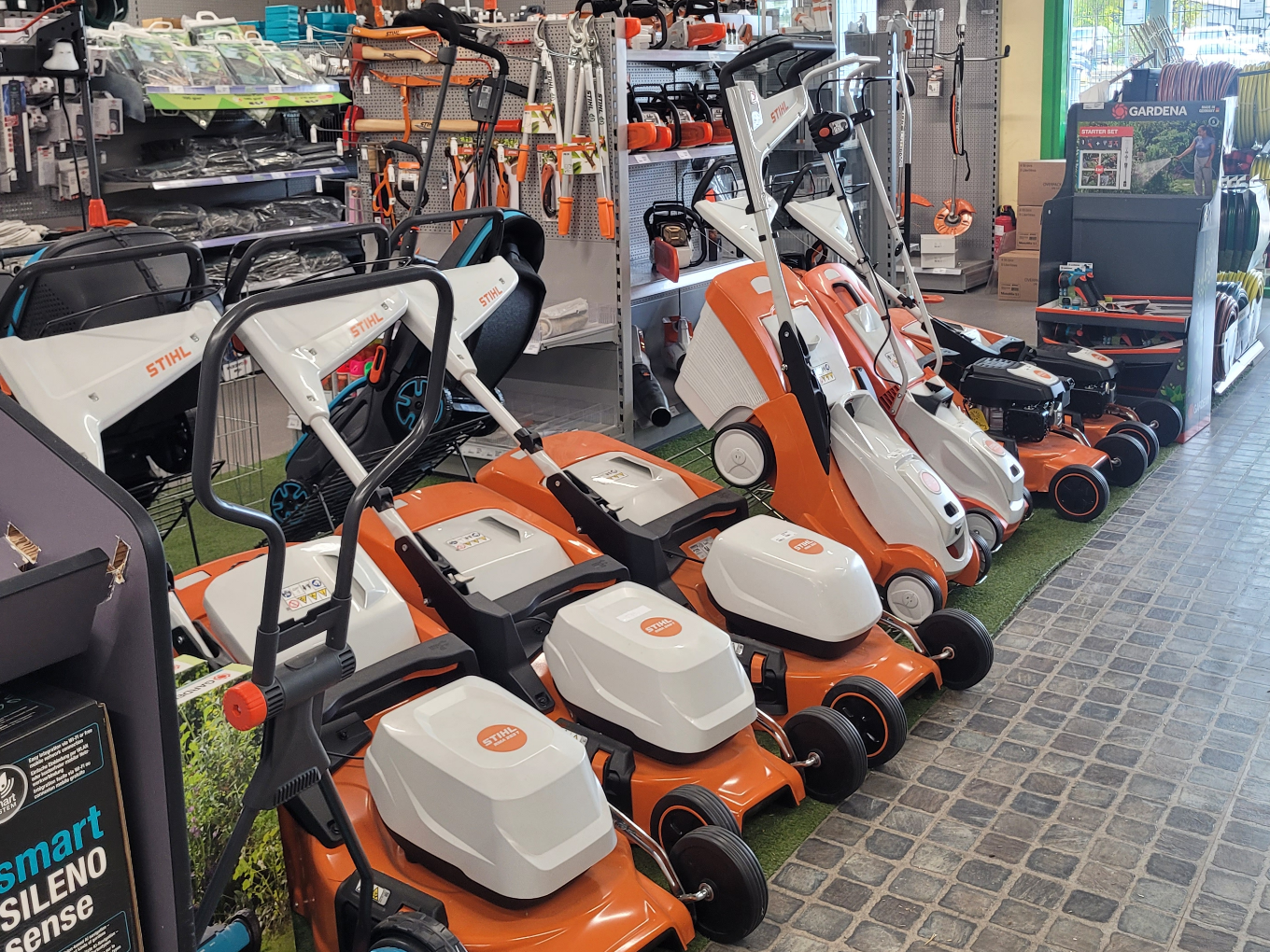 Auswahl an STIHL Rasenmähern und Gartengeräten im Raiffeisen-Markt.