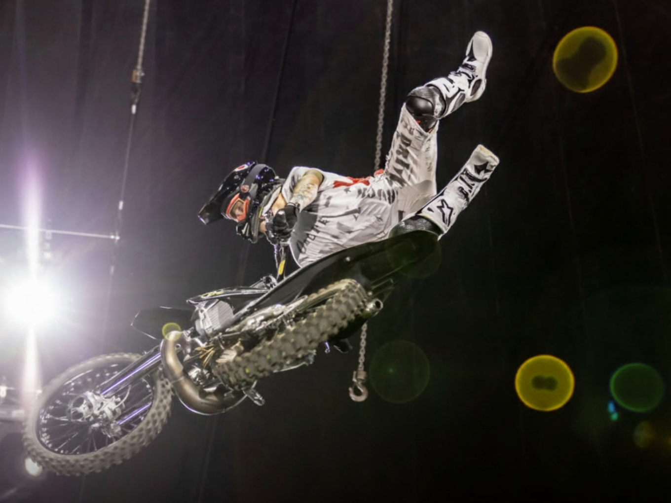 Freestyle-Motocross-Fahrer zeigt einen Sprung in der Flic Flac Arena