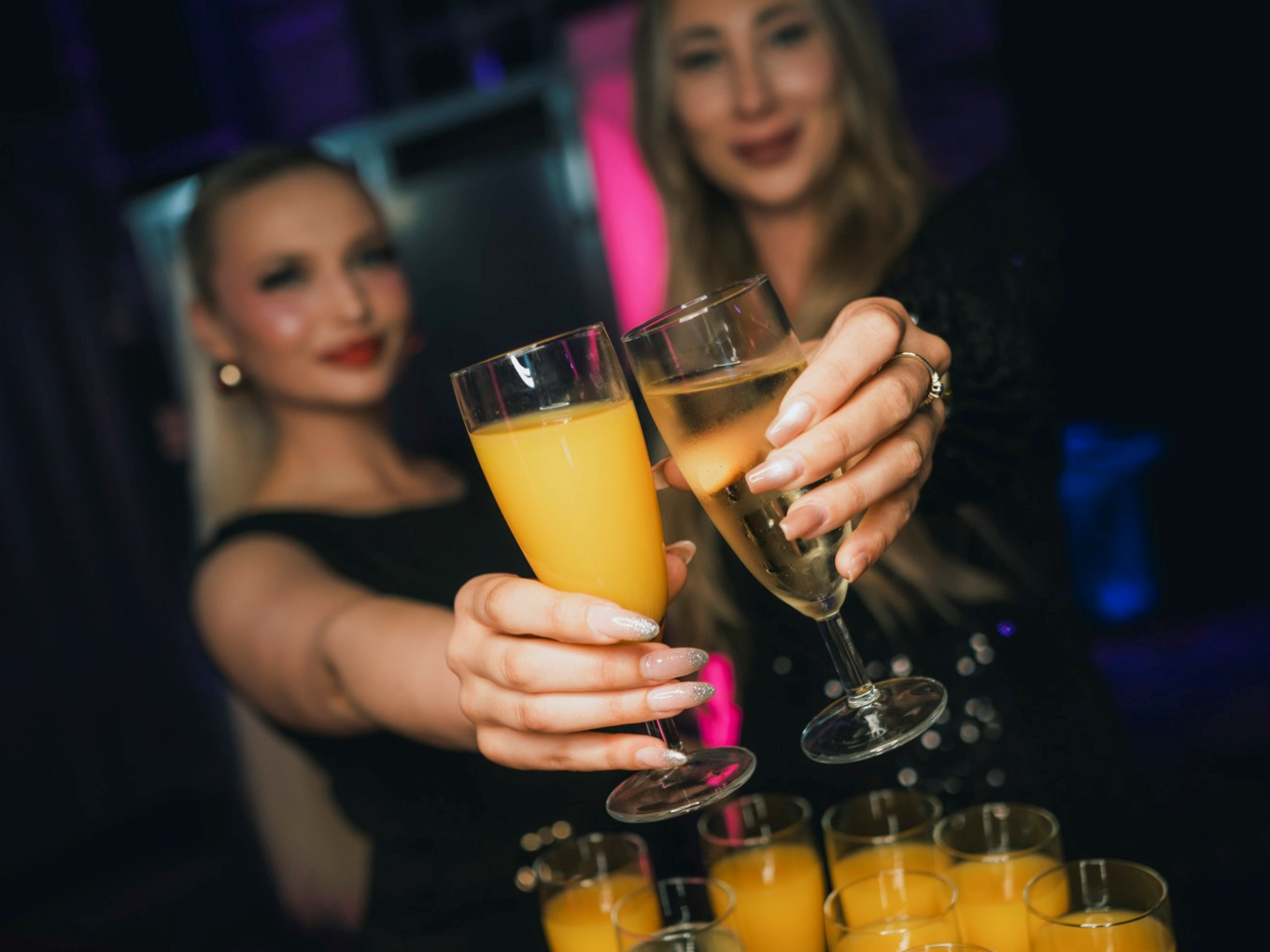Zwei Frauen mit Sektgläsern beim 30 UP Clubbing Event