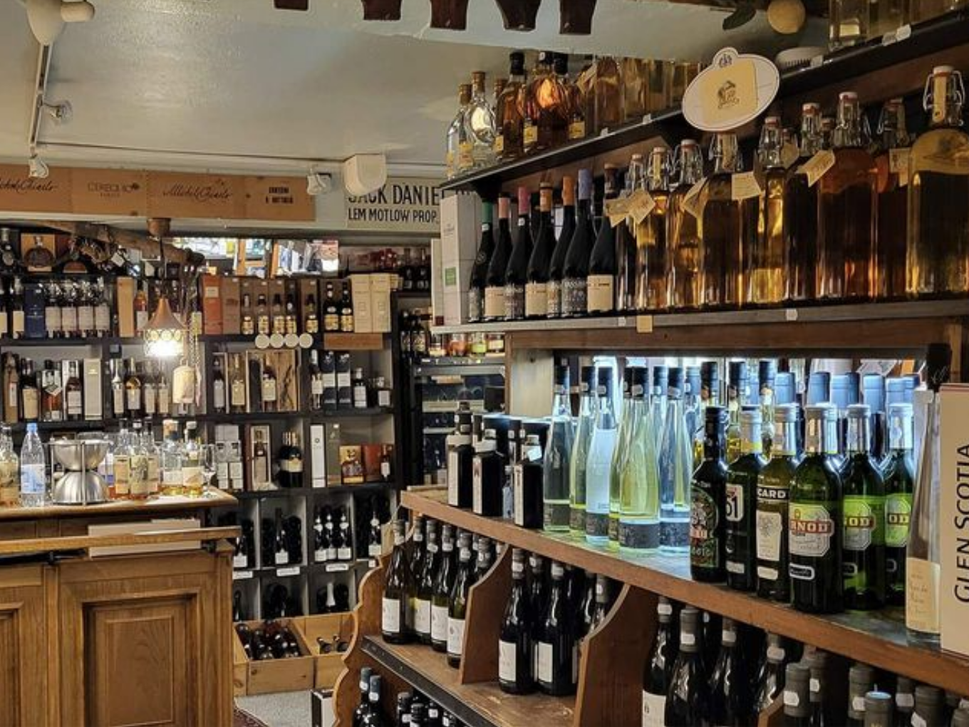 Regale mit Wein- und Spirituosenflaschen in einem Geschäft.