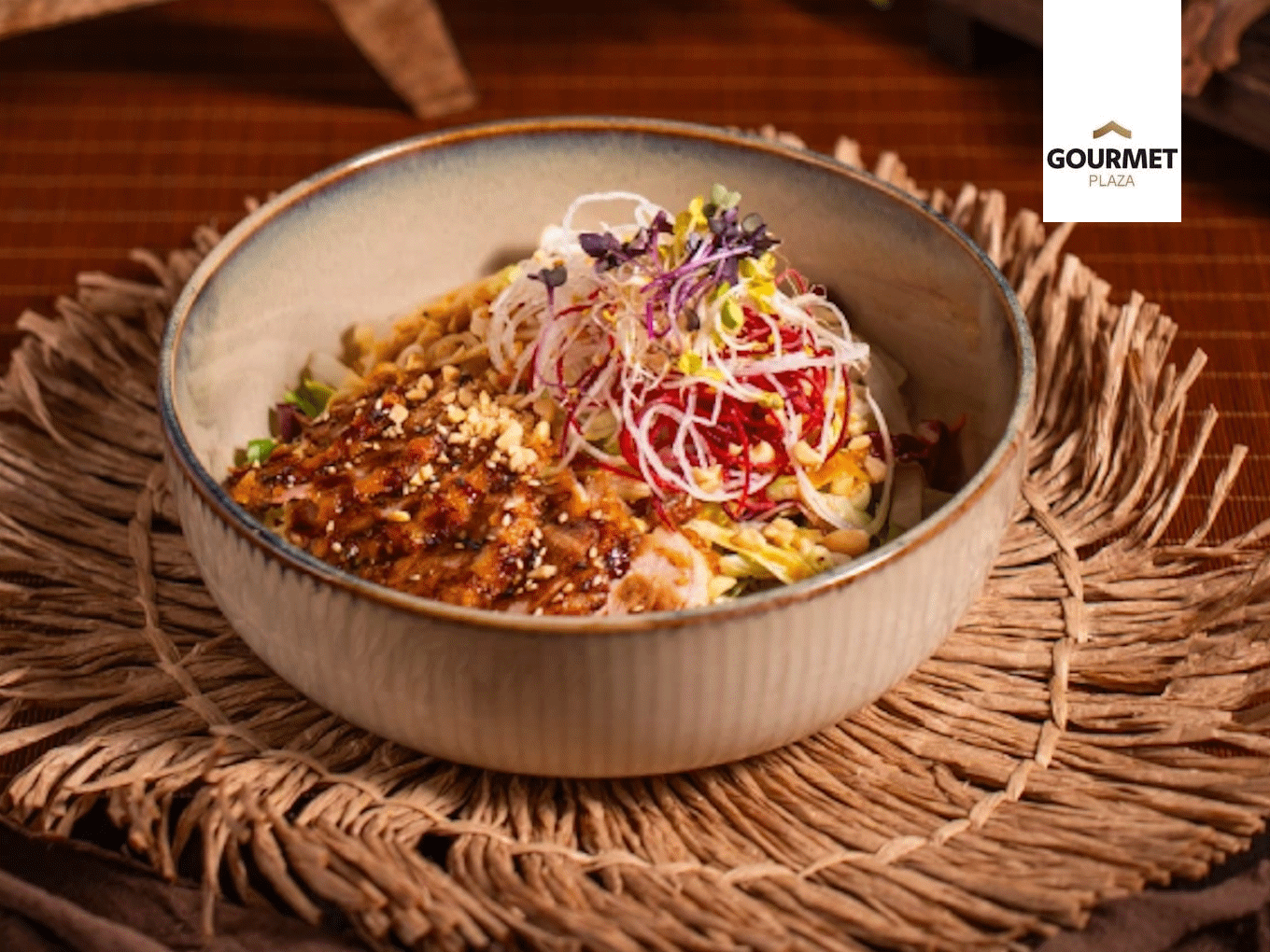 Asiatische Nudel-Bowl mit glasiertem Fleisch, Gemüse, Sprossen und Erdnüssen.