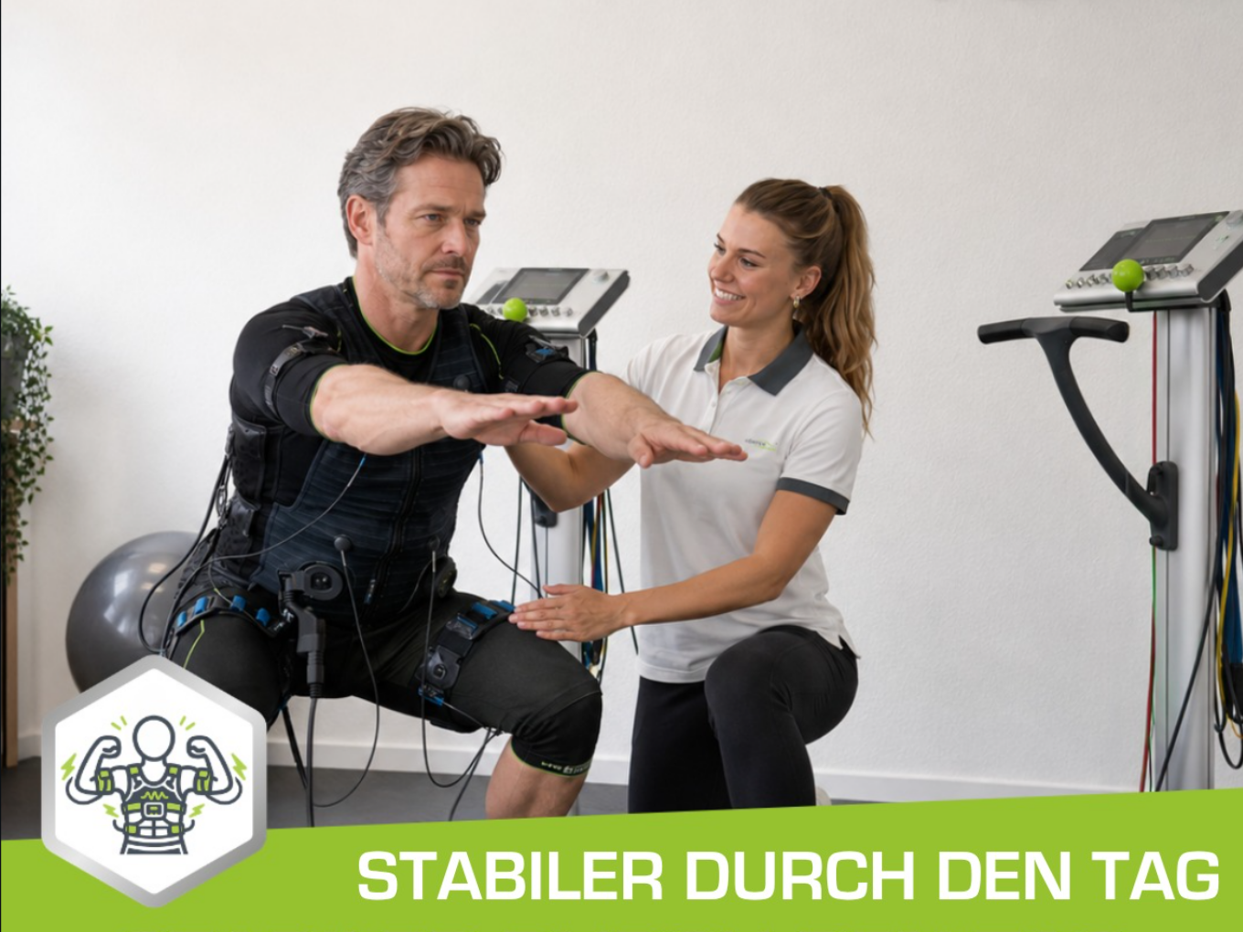 EMS-Training: Trainerin unterstützt Mann bei Übung, Text: Stabiler durch den Tag.