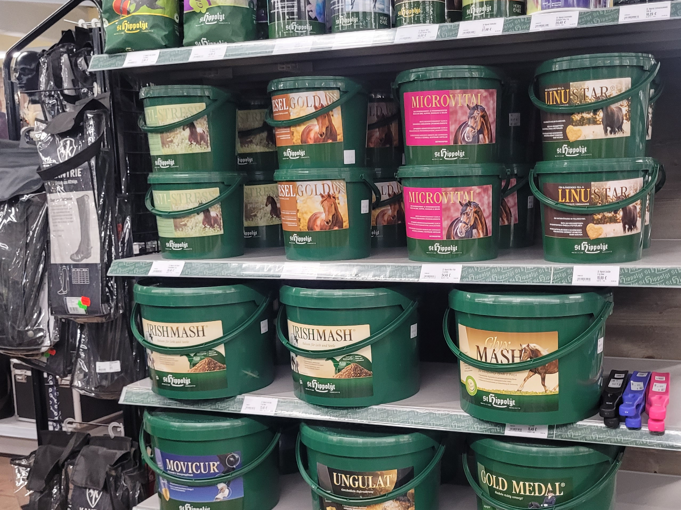 Regal mit Pferdefutter und Ergänzungsfuttermitteln im Raiffeisen-Markt.