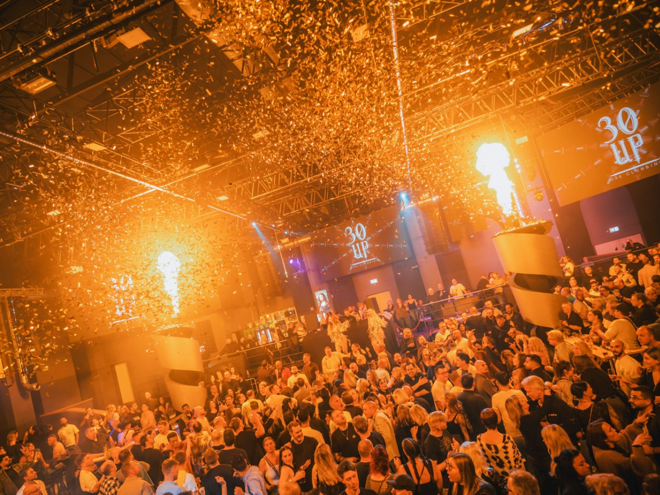 Menschen feiern beim 30 UP Clubbing Event mit Konfetti