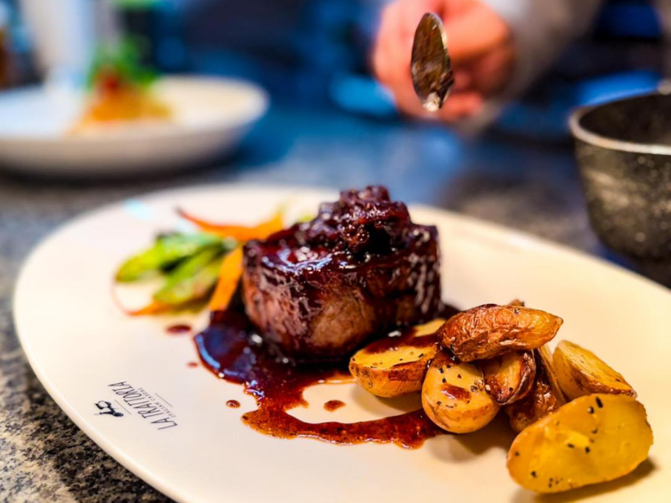 Rinderfilet in dunkler Sauce mit gerösteten Kartoffeln und Gemüse