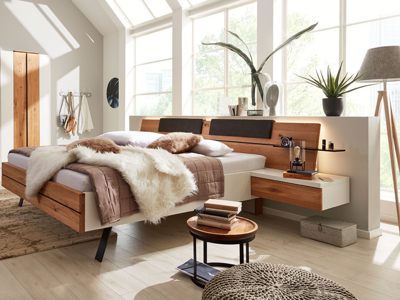 Helles Schlafzimmer, ausgestattet mit einem Bett, einem Stuhl und einem Tisch für eine angenehme Atmosphäre.