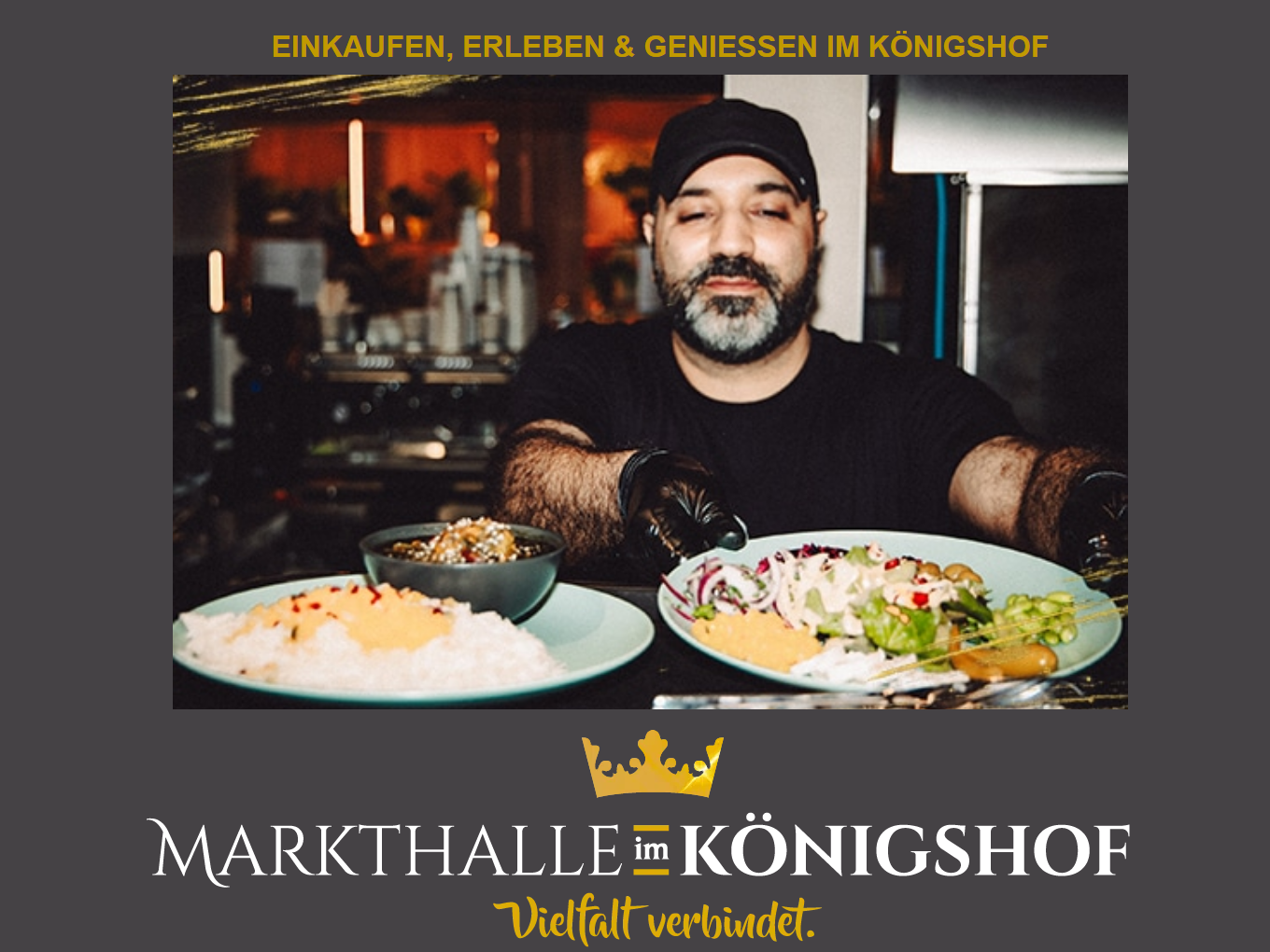Ein Mitarbeiter in der Markthalle im Königshof hält einen Teller mit Reis und einen Teller mit Salat, Gemüse und Brot.