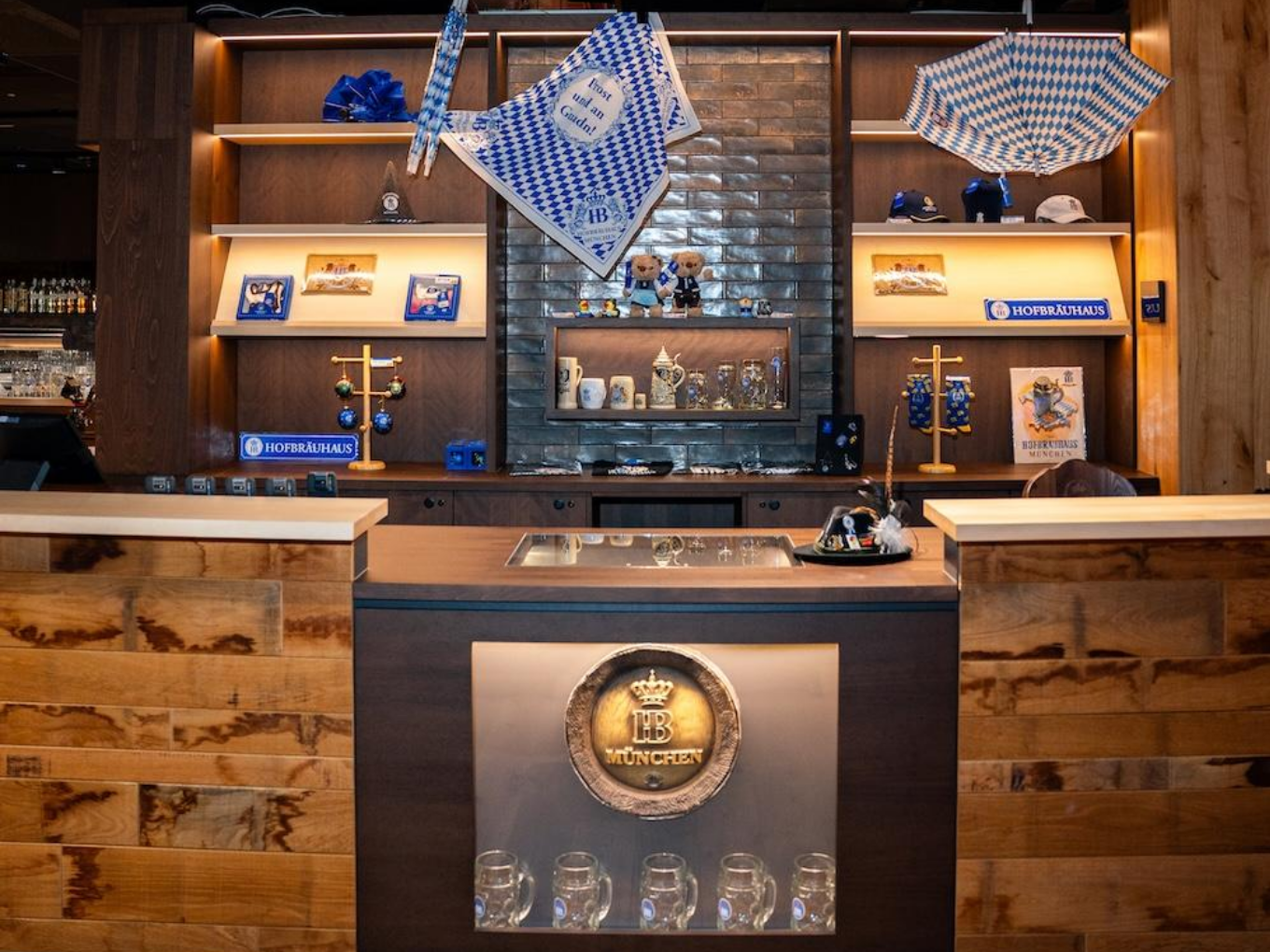 Theke mit Hofbräuhaus-Dekoration und Souvenirs.