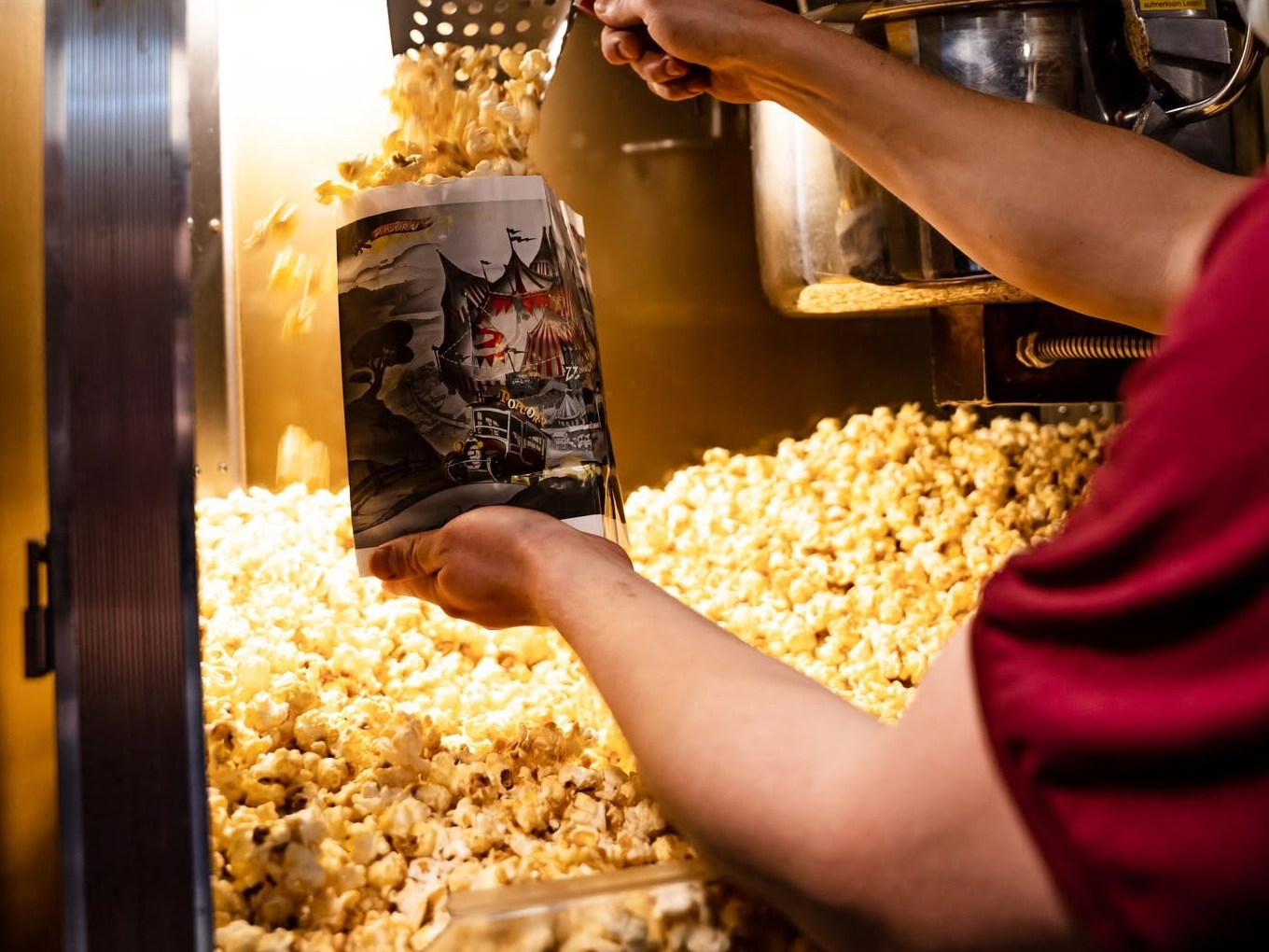 Frisches Popcorn wird im Union Kino Bochum in eine Popcorntüte gefüllt