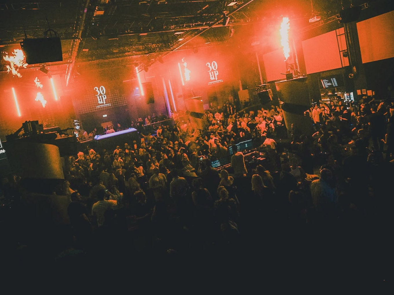 Tanzende Menschenmenge bei der 30 UP Ü30-Party in Oberhausen.