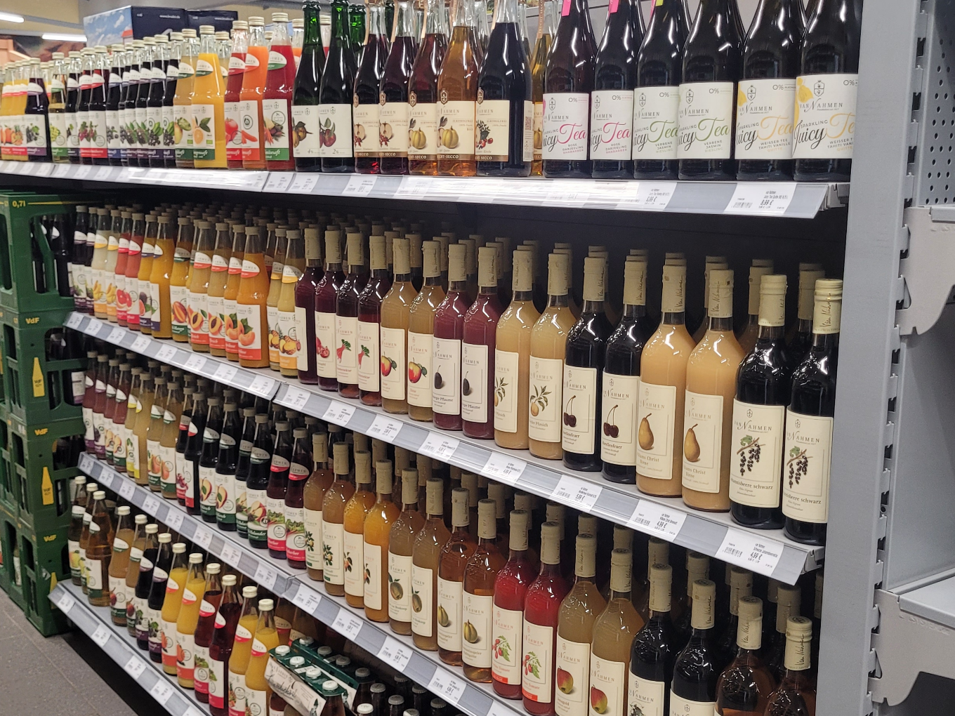 Regal mit Fruchtsäften und Getränken im Raiffeisen-Markt.