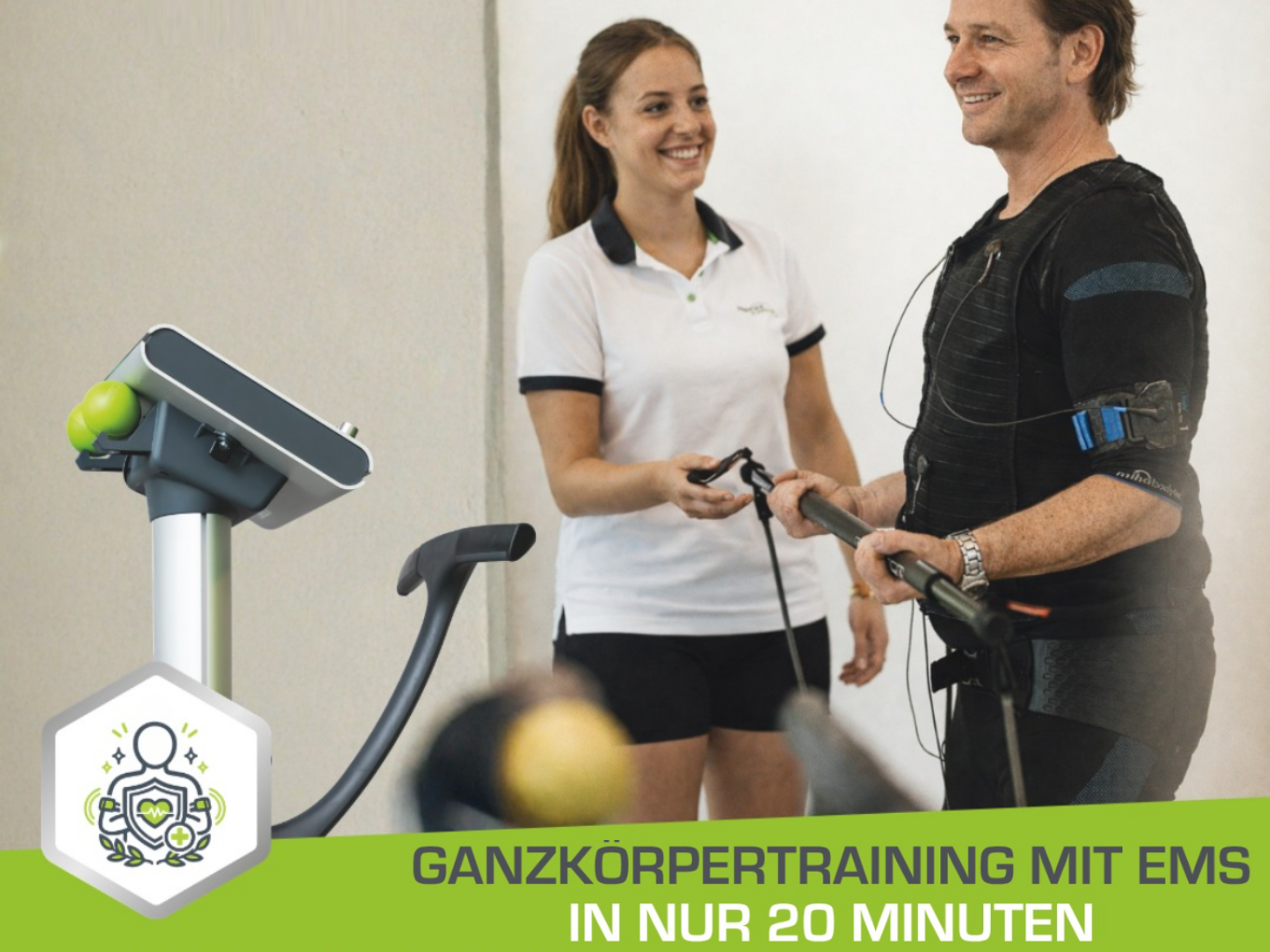 EMS-Ganzkörpertraining: Trainerin betreut Mann am EMS-Gerät, Text: Ganzkörpertraining mit EMS in nur 20 Minuten.