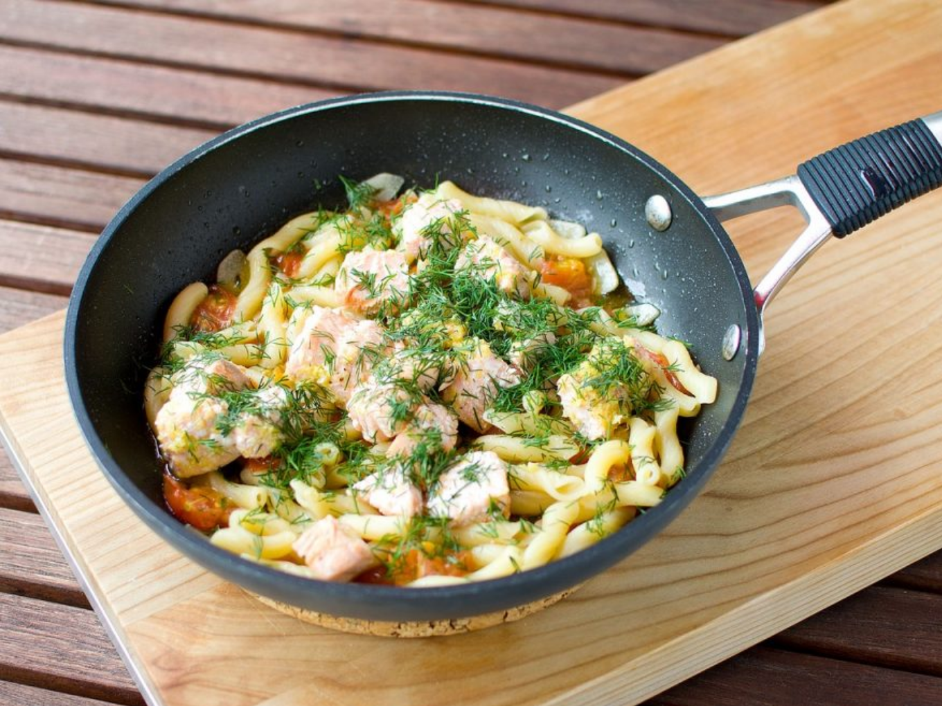 Gebratene Lachsstücke mit Nudeln und Dill