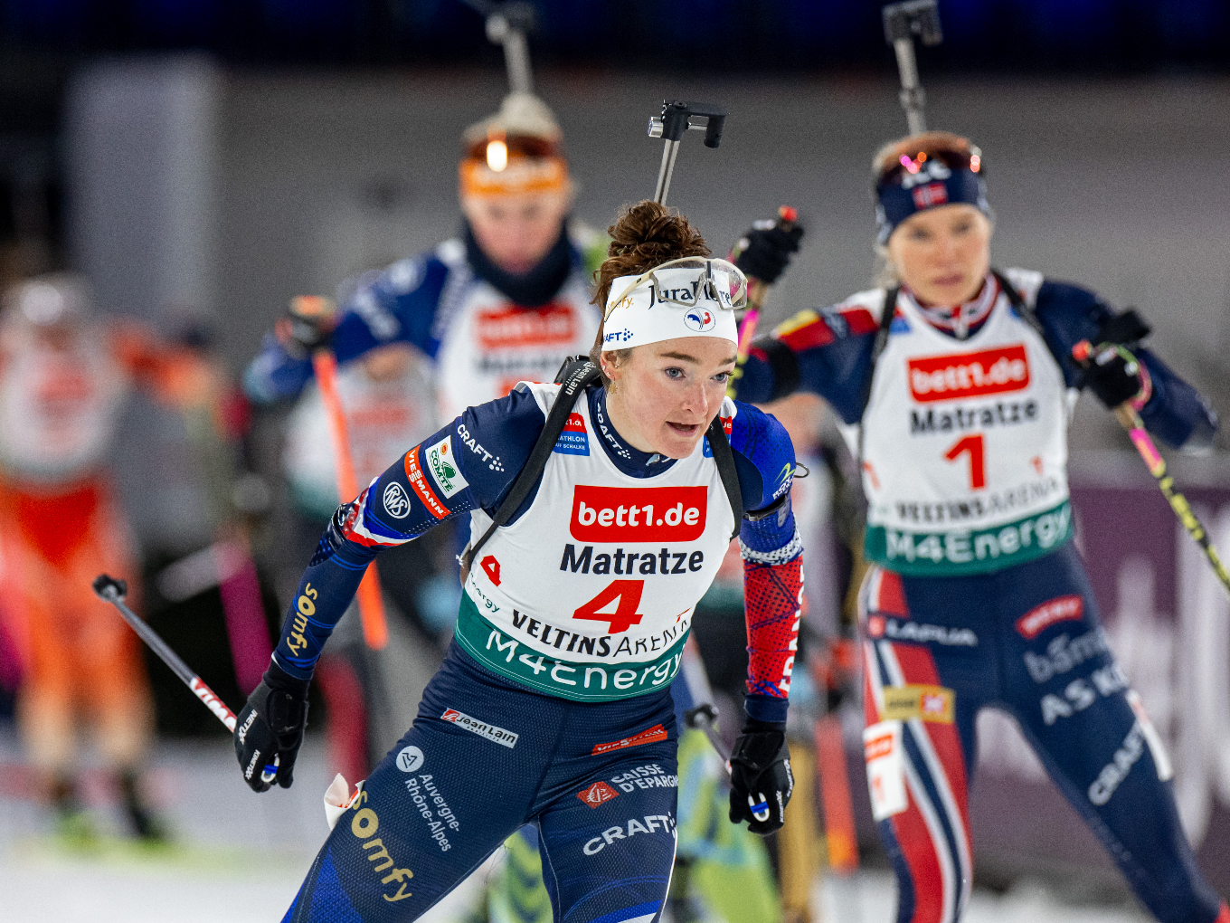 Biathletinnen beim Langlauf der Biathlon World Team Challenge in der VELTINS-Arena.