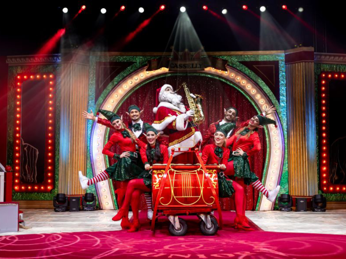 Santa Claus mit Elfen bei einer Weihnachtsaufführung im Zirkus