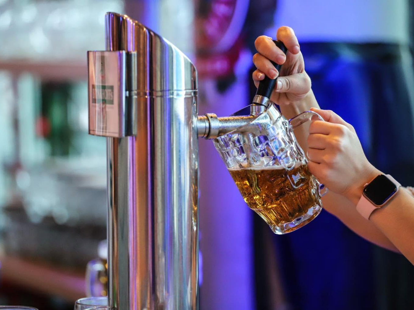 Frisch gezapftes Bier im Maßkrug beim Oktoberfest Hagen in der Stadthalle.